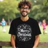 20241219053648-1efbdcb3-d9e2-6606-9c3e-963756d605ec.jpg Festive Vibes Only – Merry Christmas Unisex T-shirt